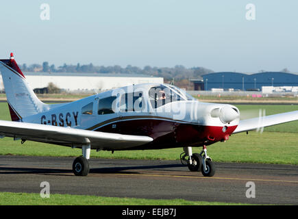 Piper PA-28 Cherokee Krieger (G-BSCY) des Rollens auf Wellesbourne Flugplatz. Stockfoto