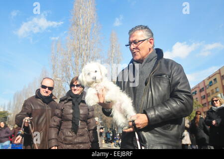 Barcelona, Spanien. 18. Januar 2015. Sant Antoni Abad, Schutzpatron der Tiere (Sant Cugat, Barcelona, Spanien, 18. Januar 2015) eine Tradition in welche alle Arten von Tieren werden gebracht, um gesegnet zu werden.  Hund und Besitzer Credit: Monica Condeminas/Alamy Live News Stockfoto