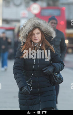 London, UK. 19. Januar 2015. Pendler auf dem Weg zur Arbeit trotzen der Kälte und eisigen Temperaturen Credit: Amer Ghazzal/Alamy Live-Nachrichten Stockfoto