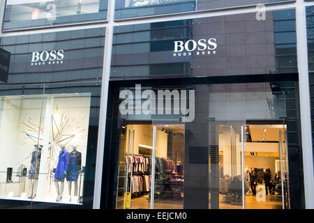 Hugo Boss speichern im neuen Dom Straße, Stadtzentrum von Manchester, England Stockfoto