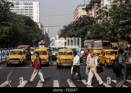 (150119)--Kalkutta, 19. Januar 2015 (Xinhua)--Menschen überqueren einer Straße in Kalkutta, Hauptstadt des östlichen indischen Bundesstaat Westbengalen, 19. Januar 2015. Als eine wachsende Metropole in einem Entwicklungsland konfrontiert Calcutta erhebliche Luftverschmutzung, Staus, Armut, Überbevölkerung und andere sozioökonomische Probleme. (Xinhua/Zheng Huansong) Stockfoto