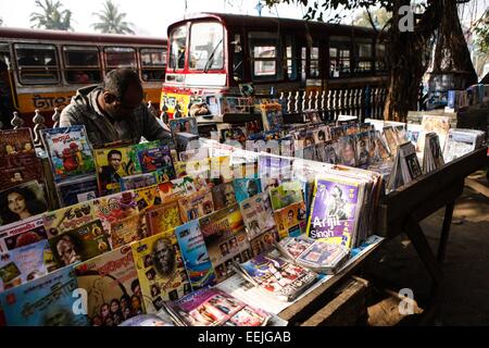 (150119)--Kalkutta, 19. Januar 2015 (Xinhua)--ein Mann verkauft raubkopierten CDs auf einer Straße in Kalkutta, Hauptstadt des östlichen indischen Bundesstaat Westbengalen, 19. Januar 2015. Als eine wachsende Metropole in einem Entwicklungsland konfrontiert Calcutta erhebliche Luftverschmutzung, Staus, Armut, Überbevölkerung und andere sozioökonomische Probleme. (Xinhua/Zheng Huansong) Stockfoto