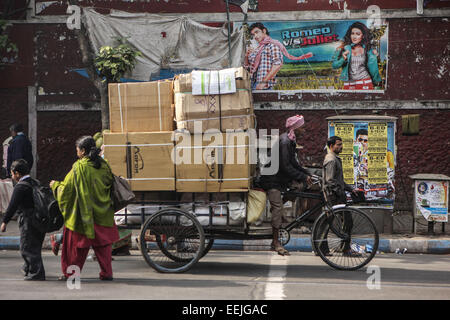 (150119)--Kalkutta, 19. Januar 2015 (Xinhua)--A Mann Transporte Güter mit einem Dreirad auf einer Straße in Kalkutta, Hauptstadt des östlichen indischen Bundesstaat Westbengalen, 19. Januar 2015. Als eine wachsende Metropole in einem Entwicklungsland konfrontiert Calcutta erhebliche Luftverschmutzung, Staus, Armut, Überbevölkerung und andere sozioökonomische Probleme. (Xinhua/Zheng Huansong) Stockfoto