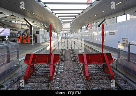 Neu rekonstruierten Plattformen am Bahnhof London Bridge zeigt neue Dach Vordächer und südlichen Züge 2015. Stockfoto