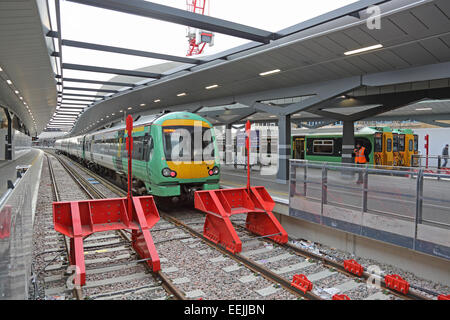 Neu rekonstruiertes Plattformen 12-15 am Bahnhof London Bridge zeigt neue Dach Vordächer und südlichen Züge 2015. Stockfoto