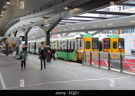 Passagiere eines Zuges auf dem neu rekonstruierten Bahnsteig 14 an der London Bridge Station, 2015. Stockfoto