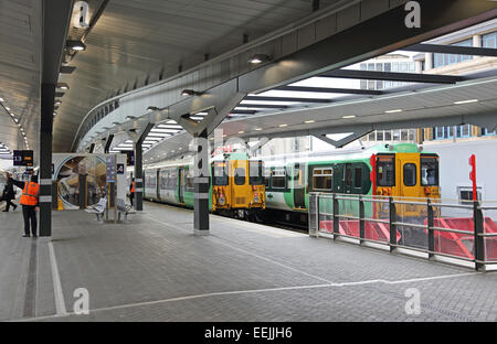 Südliche Züge bei der neu rekonstruierten Plattformen 14and arbeiten 15 am Bahnhof London Bridge beim Umbau 2015. Stockfoto