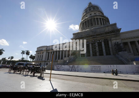 Havanna, Kuba. 19. Dezember 2014. Capitolio Nacional de Cuba (National Capitol Building), Havanna, Kuba. '' El Capitolio'' war der Sitz der Regierung in Kuba bis nach der kubanischen Revolution 1959 und beherbergt heute die kubanische Akademie der Wissenschaften. '' El Capitolio'' ähnelt dem United States Capitol in Washington, DC und wurde im 1929.PICTURED abgeschlossen: Pferd gezeichnete Wagen vor '' El Capitolio. © Engel Chevrestt/ZUMA Draht/Alamy Live-Nachrichten Stockfoto