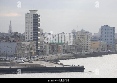 Havanna, Kuba. 20. Dezember 2014. Blick auf die Skyline von Havanna und den Malec'' "n vom Castillo de Los Tres Reyes del Morro, Havanna, Kuba gesehen. © Engel Chevrestt/ZUMA Draht/Alamy Live-Nachrichten Stockfoto