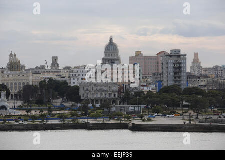 Havanna, Kuba. 20. Dezember 2014. Blick auf die Skyline von Havanna und den Malec'' "n vom Castillo de Los Tres Reyes del Morro, Havanna, Kuba gesehen. © Engel Chevrestt/ZUMA Draht/Alamy Live-Nachrichten Stockfoto