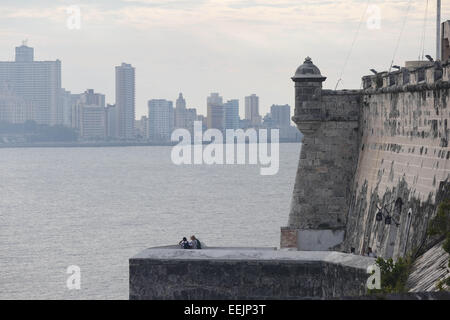 Havanna, Kuba. 20. Dezember 2014. Blick auf die Skyline von Havanna und den Malec'' "n vom Castillo de Los Tres Reyes del Morro, Havanna, Kuba gesehen. © Engel Chevrestt/ZUMA Draht/Alamy Live-Nachrichten Stockfoto