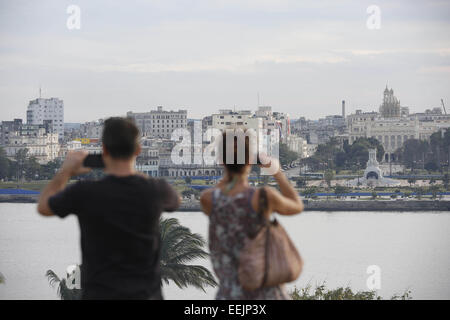 Havanna, Kuba. 20. Dezember 2014. Touristen fotografieren den Blick auf die Skyline von Havanna und den Malec'' "n vom Castillo de Los Tres Reyes del Morro, Havanna, Kuba gesehen. © Engel Chevrestt/ZUMA Draht/Alamy Live-Nachrichten Stockfoto