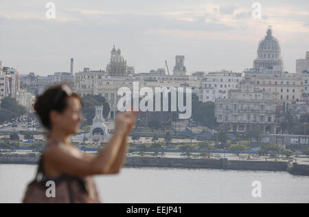 Havanna, Kuba. 20. Dezember 2014. Ein Tourist fotografiert den Blick auf die Skyline von Havanna und den Malec'' "n vom Castillo de Los Tres Reyes del Morro, Havanna, Kuba gesehen. © Engel Chevrestt/ZUMA Draht/Alamy Live-Nachrichten Stockfoto