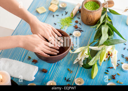 Einweichen Finger Nägel in die Wanne mit Wasser auf Holztisch mit Spa Zeug auf Hintergrund Stockfoto