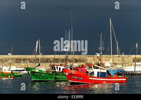 Angelboote/Fischerboote in Castro Urdiales, Kantabrien, Spanien, Europa Stockfoto