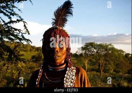 Frau aus der Hamer-Stamm. Besucht sie ein tribal Ereignis, der Stier springen Zeremonie (Äthiopien) Stockfoto