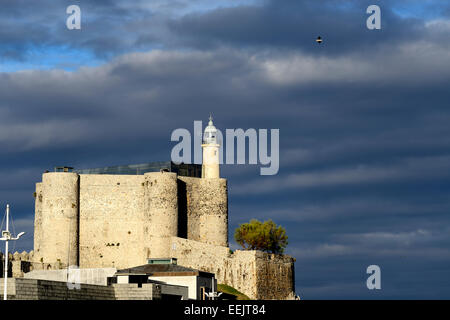 Burg und Leuchtturm, Castro Urdiales, Kantabrien, Spanien, Europa Stockfoto