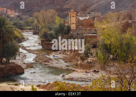 Dorf und Fluss. Todra Schluchten. Marokko. Nordafrika. Afrika Stockfoto