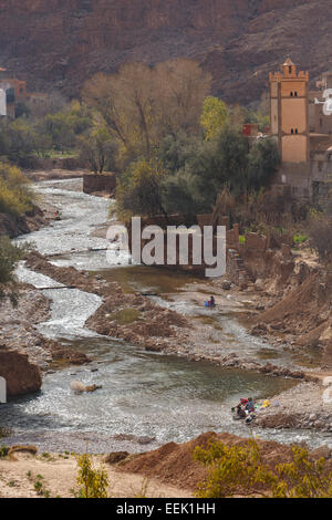 Dorf und Fluss. Todra Schluchten. Marokko. Nordafrika. Afrika Stockfoto