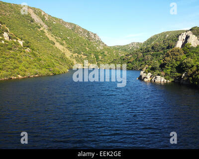 Ausdehnung des Wassers zwischen den grünen Bergen und dam Stockfoto