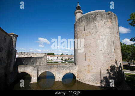 Tour de Constance und alte Mauern, Aigues-Mortes, Camargue, Provence, Frankreich Stockfoto