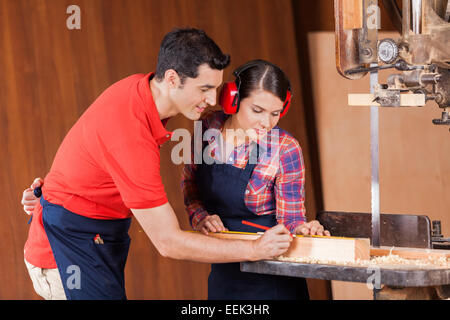 Tischler Holz In Werkstatt messen Stockfoto