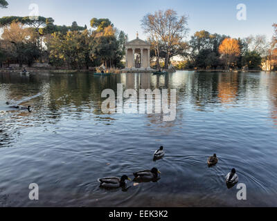 Tempel des Aesculap, gelegen im schönen Park der Villa Borghese, Rom, Italien. Stockfoto