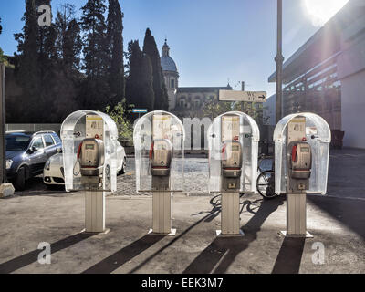 Vier öffentliche Telefone in Folge in Rom Stockfoto