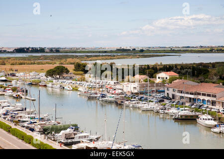 Kanal und Hafen, Aigues-Mortes, Camargue, Provence, Frankreich Stockfoto