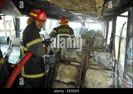 Dhaka, Bangladesch. 19. Januar 2015. Bangladeshi Feuerwehrleute löschen einen Schwelbrand Fahrzeuge in Brand gesetzt gegen Demonstranten bei gewalttätigen Protesten in Dhaka am 14. Tag des Programms landesweite Nonstop-Blockade durch die unter der Leitung von Bangladesh Nationalist Party 20-Parteien-Allianz am 19. Januar 2015 durchgesetzt. Bildnachweis: Mamunur Rashid/Alamy Live-Nachrichten Stockfoto