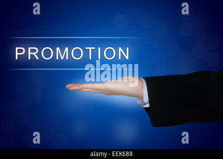 Förderung-Taste mit Business Hand auf blauem Hintergrund Stockfoto