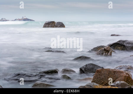 Dies ist ein Bild suchen Norden vom langen Sandstrand entfernt in York Maine. Sie können "Nubble Light" etwa eine Meile entfernt am Cape Neddick sehen. Stockfoto