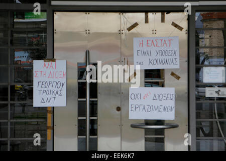 Athen, Griechenland. 19. Januar 2015. Protest-Plakate hängen über dem Haupteingang der griechische Statistikbehörde, lesen "Ja strafbar Georgiou, Troika, IWF" (Georgiou bezieht sich auf den Präsidenten der ELSTAT Andreas Georgiou), "ELSTAT ist ein Fall für die Gesellschaft" und "Keine Verfolgung der Arbeitnehmer". Mitarbeiter der griechischen statistischen Behörde inszeniert eine lange 3 Stunde schlagen. Sie protestierten gegen die wahrgenommene autoritäre Herrschaft der Behörden-Präsident Andreas Georgiou und die Benachteiligung von Arbeitnehmern und die Missachtung des Arbeitsrechts. Bildnachweis: Michael Debets/Alamy Live-Nachrichten Stockfoto