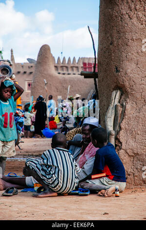 Marabu und Auszubildende in der Nähe der großen Moschee von Djenné. Djenne, Mali Stockfoto