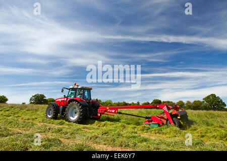 Landwirt Rasenmähen für Heulage im Sommer in Norfolk, Großbritannien Stockfoto