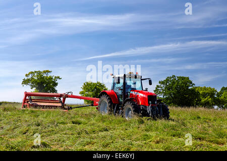 Landwirt Rasenmähen für Heulage im Sommer in Norfolk, Großbritannien Stockfoto