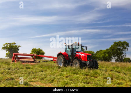 Landwirt Rasenmähen für Heulage im Sommer in Norfolk, Großbritannien Stockfoto