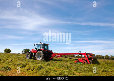 Landwirt Rasenmähen für Heulage im Sommer in Norfolk, Großbritannien Stockfoto