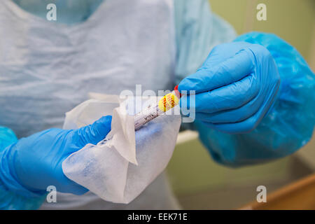 Ebola-Pathologie Blutprobe durch Gesundheitswesen Arbeiter in Schutzkleidung statt Stockfoto