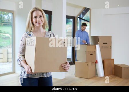 Junges Paar Umzug in neues Zuhause zusammen Stockfoto