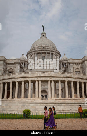 Die Besucher werden im Hintergrund der Victoria Memorial Hall in Kalkutta, Westbengalen, Indien fotografiert. Stockfoto