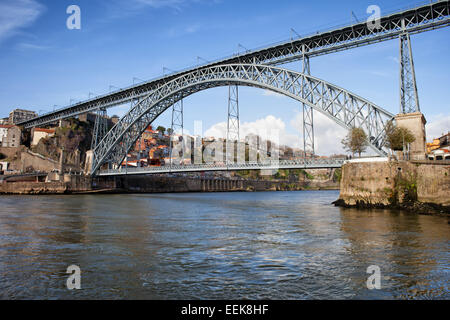 Dom Luis Brücke ich über den Fluss Douro in Porto, Portugal. Stockfoto