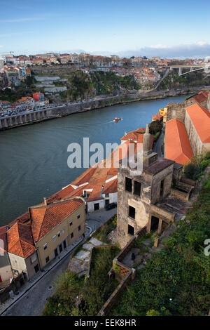 Blick von Vila Nova De Gaia über Douro Fluss und die Stadt Skyline Porto in Portugal. Stockfoto