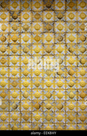 Alt, Alter, gelb, Vintage Keramikfliesen Hintergrund oder Textur mit Blumenmotiv. Stockfoto