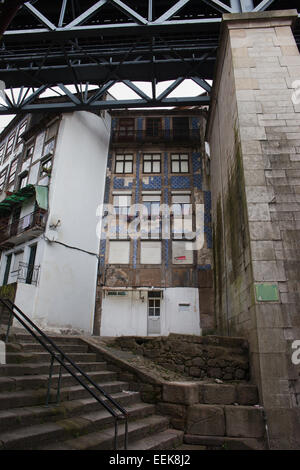 Häuser unter der Brücke in Porto, Portugal. Stockfoto