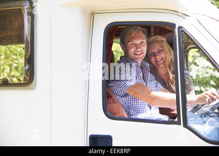 Paar Wohnmobil in den Urlaub fahren Stockfoto