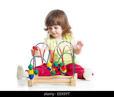 Kind Mädchen spielt mit pädagogisches Spielzeug isoliert Stockfoto