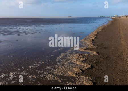 Meeres-Schaum an der Verbindungsstelle zwischen dem Meer und den Strand Stockfoto