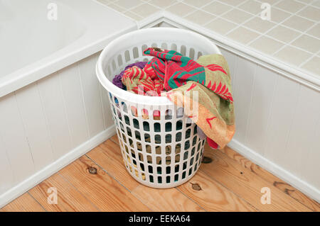 weiße Kunststoff Wäschekorb im Badezimmer Stockfoto