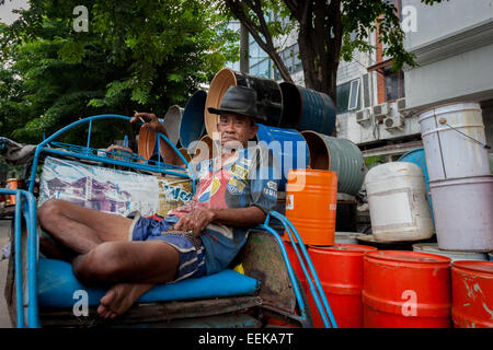 Porträt eines Becak-Fahrers (Radfahrrampe), der in Surabaya, Ost-Java, Indonesien, auf den Passagier wartet. Stockfoto